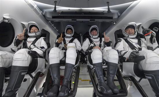 当地时间2021年5月2日，美国佛罗里达州，美国太空探索技术公司(SpaceX)的载人“龙”飞船从国际空间站返回地球，降落在美国佛罗里达州东南部附近的墨西哥湾。这是该公司为美国宇航局(NASA)完成首次商业载人飞行任务(Crew-1)。返回地球的4名宇航员分别是美国宇航局的迈克尔·霍普金斯、香农·沃克、维克多·格洛弗和日本宇宙航空研究开发机构的野口宗一。